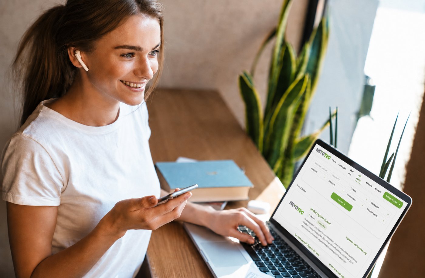 Bewerberin nutzt das NEVOTEC Job-Portal am Laptop